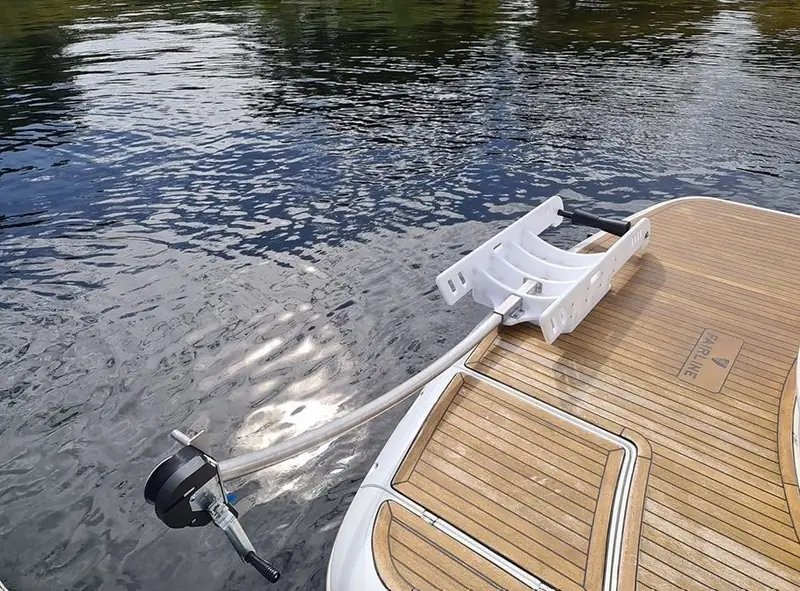 Vaggan vriden ut mot vattnet, med den böjda vinscharmen och vinschen ytterst