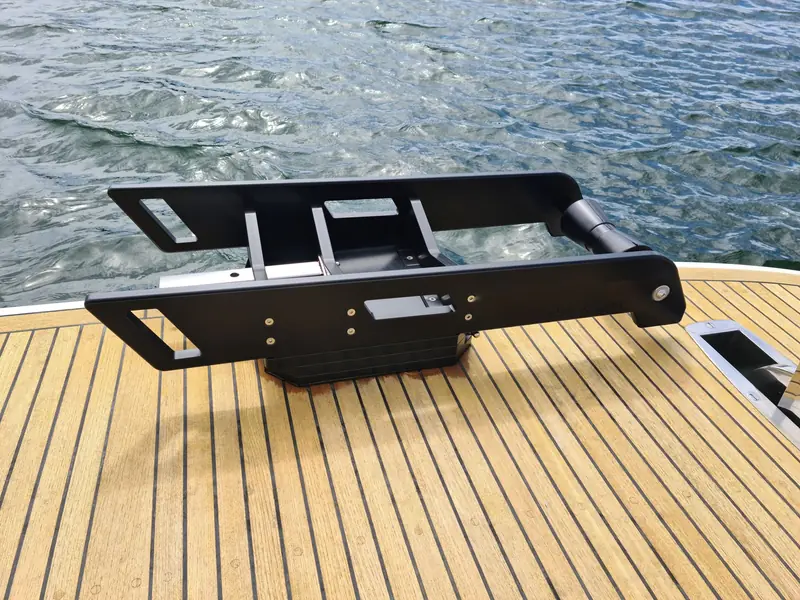 Svart QuickRest 250-vagga på teakklädd badbrygga